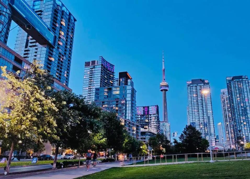 Stunning Luxurious Lakeview Condo By Cn Tower Toronto Kültér fotó